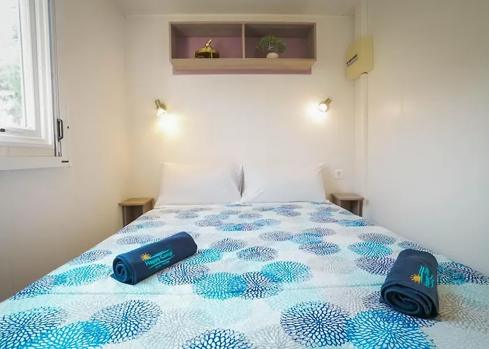 مكان تخييم Happy Camp Mobile Homes In Senia Cala Canyelles *