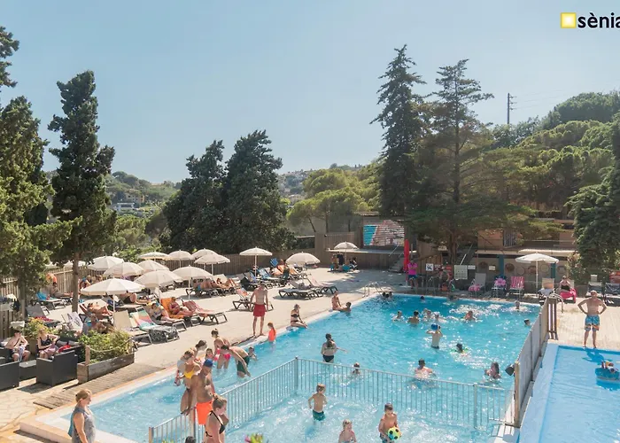 مكان تخييم Happy Camp Mobile Homes In Senia Cala Canyelles