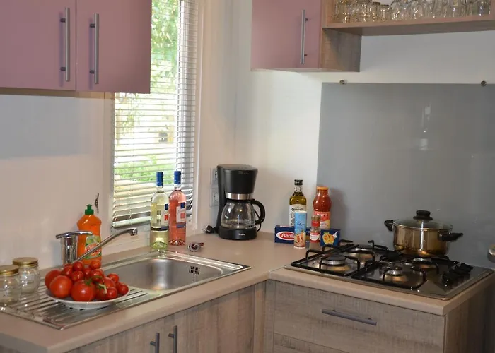 مكان تخييم Happy Camp Mobile Homes In Senia Cala Canyelles يوريت دي مار